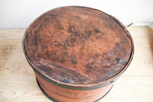 Load image into Gallery viewer, Antique round chip box
