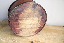 Load image into Gallery viewer, Antique round chip box
