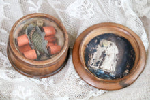 Afbeelding in Gallery-weergave laden, Antiek doosje met relikwie
